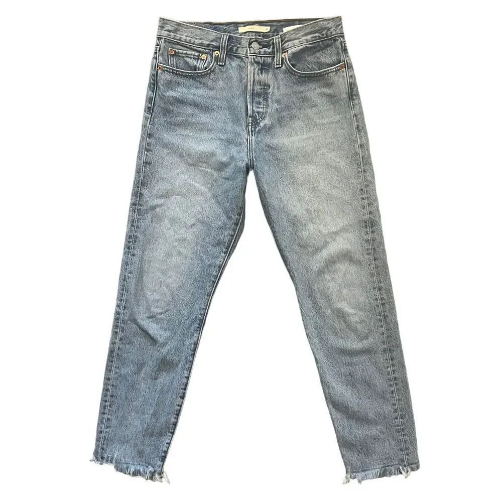 LevisโWedgie High Waisted Frayed Hem Jeans Size 28